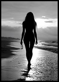 Eine Frau geht am Strand entlang-6