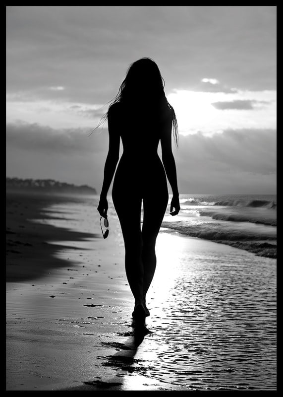 Eine Frau geht am Strand entlang-12