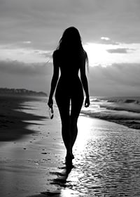 Eine Frau geht am Strand entlang-7