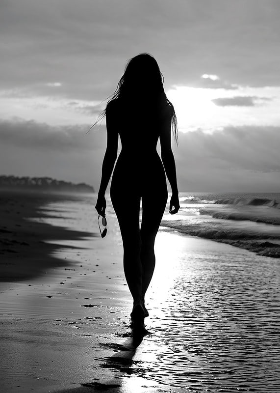 Eine Frau geht am Strand entlang-12