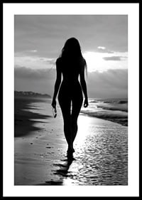 Eine Frau geht am Strand entlang-0