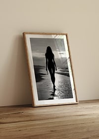 Eine Frau geht am Strand entlang-8