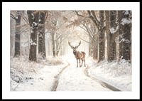 Ein stattlicher Hirsch steht auf einem verschneiten Waldweg und versprüht Winterzauber und natürliche Eleganz.-0