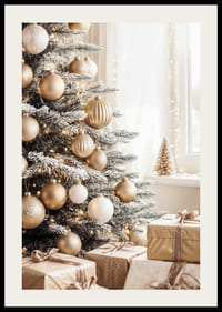 Een elegante kerstboom versierd in gouden tinten met bijpassende cadeautjes die feestelijke luxe en warmte uitstraalt.-2