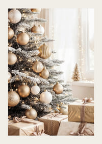 Een elegante kerstboom versierd in gouden tinten met bijpassende cadeautjes die feestelijke luxe en warmte uitstraalt.-3