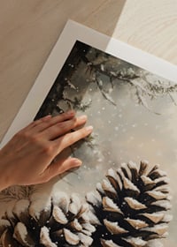 Två snötäckta kottar ligger fridfullt i ett frostigt vinterlandskap och utstrålar skogens stillhet.-9