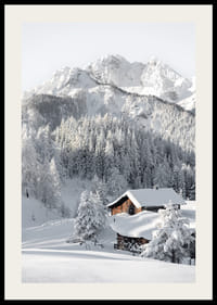 En snødekt fjellhytte omgitt av frostige trær og majestetiske fjell som utstråler vinteridyll og ro.-2