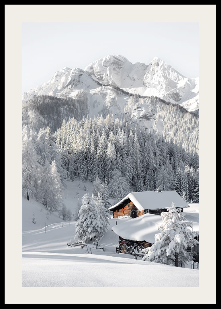 En snødekt fjellhytte omgitt av frostige trær og majestetiske fjell som utstråler vinteridyll og ro.-12