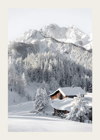 En snødekt fjellhytte omgitt av frostige trær og majestetiske fjell som utstråler vinteridyll og ro.-3