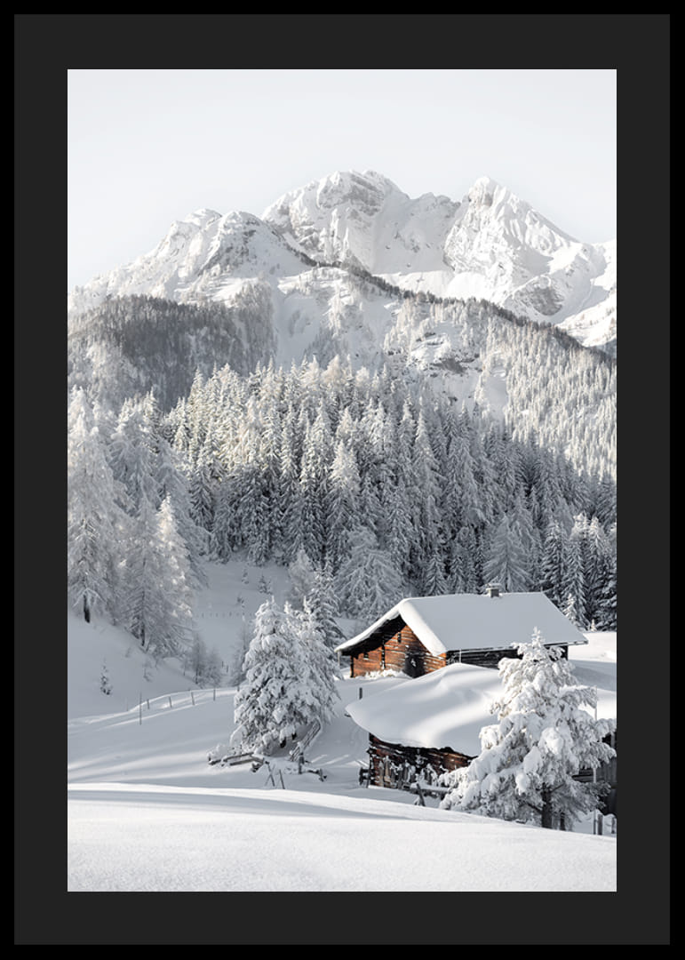 En snødekt fjellhytte omgitt av frostige trær og majestetiske fjell som utstråler vinteridyll og ro.-12