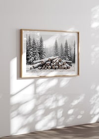 Snötäckta timmerstockar ligger staplade i en fridfull vinterskog omgiven av frostiga granar.-8