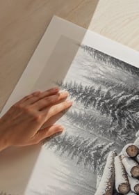 Snötäckta timmerstockar ligger staplade i en fridfull vinterskog omgiven av frostiga granar.-9