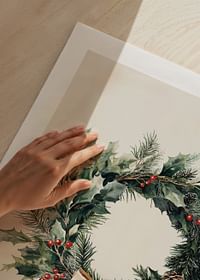 O coroană clasică de Crăciun cu crenguțe verzi, fructe de pădure roșii și o fundă bej care răspândește senzația și eleganța de iarnă.-5