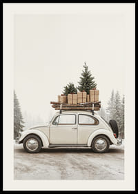 En klassisk vit Volkswagen Beetle med julgran, ved och inslagna paket på taket står parkerad på en snöig skogsväg.-2