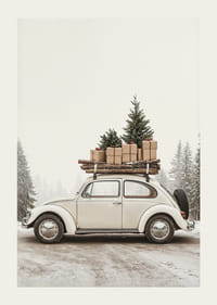 En klassisk vit Volkswagen Beetle med julgran, ved och inslagna paket på taket står parkerad på en snöig skogsväg.-3