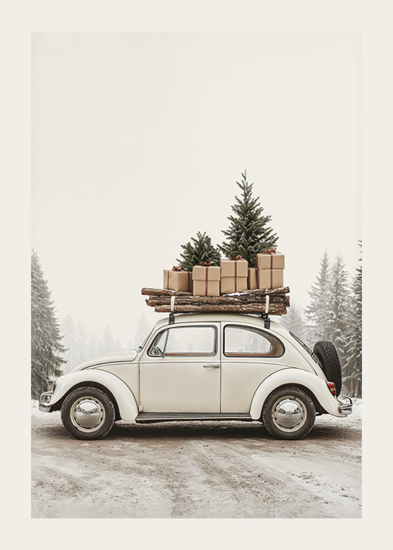 En klassisk vit Volkswagen Beetle med julgran, ved och inslagna paket på taket står parkerad på en snöig skogsväg.-12