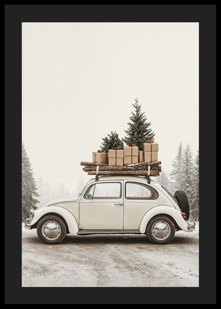 En klassisk vit Volkswagen Beetle med julgran, ved och inslagna paket på taket står parkerad på en snöig skogsväg.-12