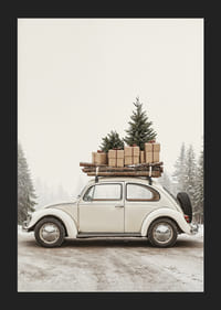En klassisk vit Volkswagen Beetle med julgran, ved och inslagna paket på taket står parkerad på en snöig skogsväg.-5