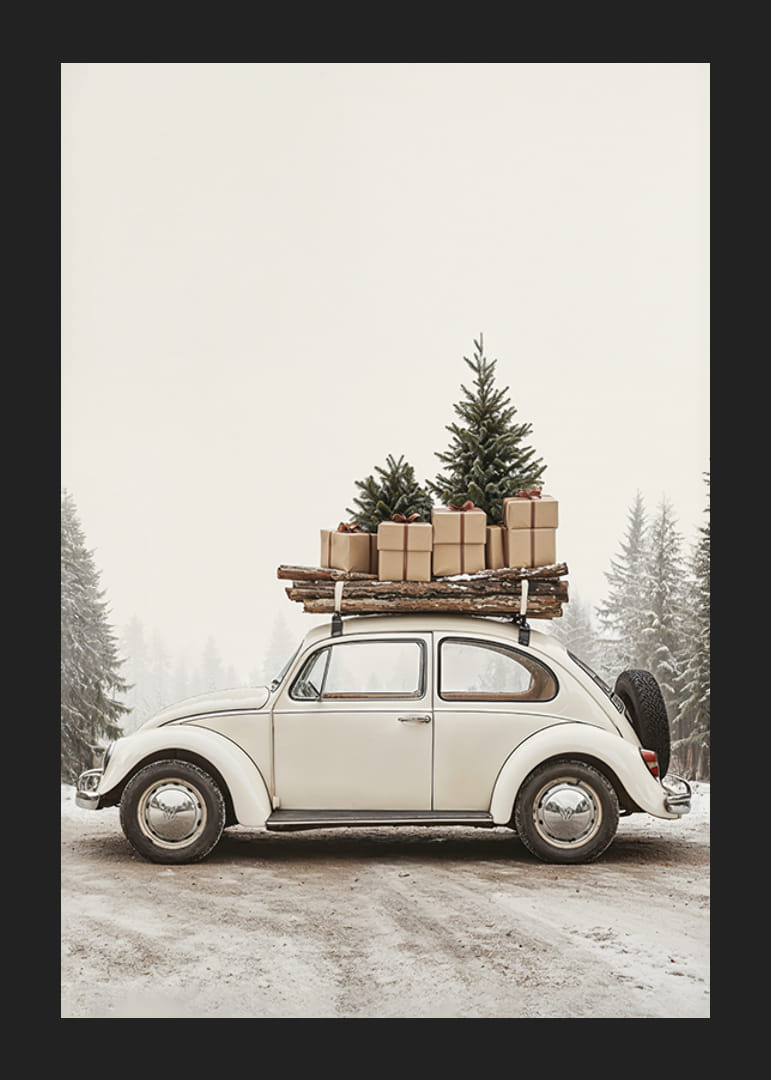 En klassisk vit Volkswagen Beetle med julgran, ved och inslagna paket på taket står parkerad på en snöig skogsväg.-12