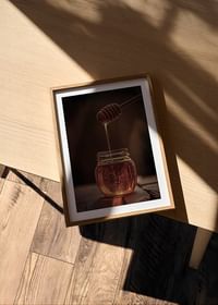 Plagát s fotografiou, ktorá zachytáva zlatú mágiu medu-4