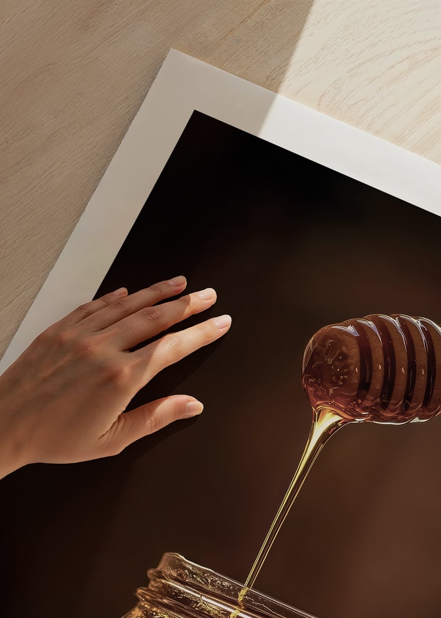 Affisch med ett fotografi som fångar honungens gyllene magi-12