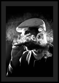 Čiernobiely plagát s fotografiou muža v tieni a dyme-0