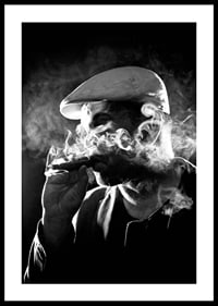 Svartvit affisch med ett fotografi på en man i skuggor och rök-2