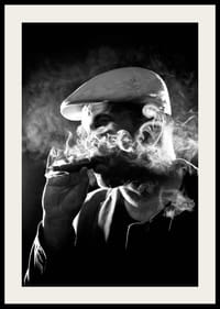 Čiernobiely plagát s fotografiou muža v tieni a dyme-4