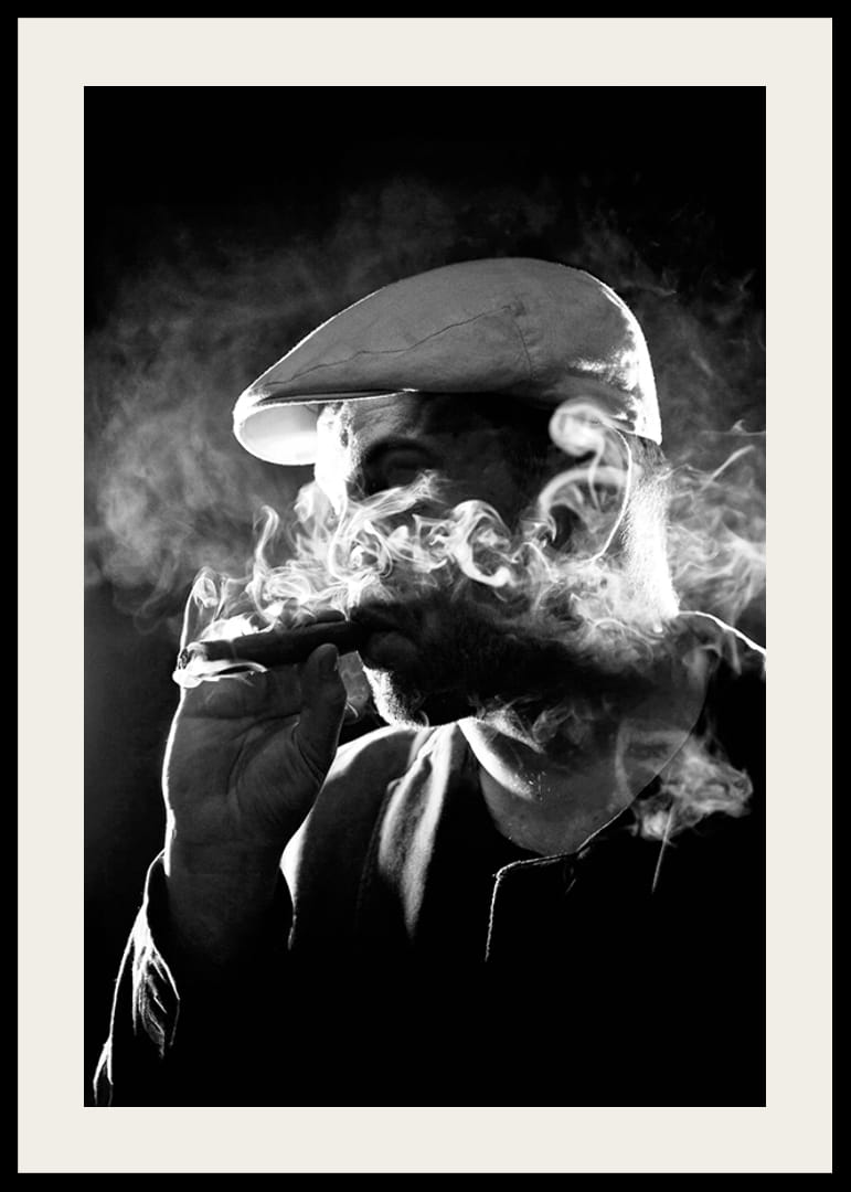 Čiernobiely plagát s fotografiou muža v tieni a dyme-12
