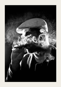 Čiernobiely plagát s fotografiou muža v tieni a dyme-5