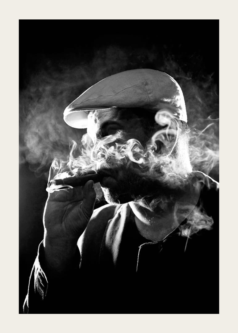 Čiernobiely plagát s fotografiou muža v tieni a dyme-12