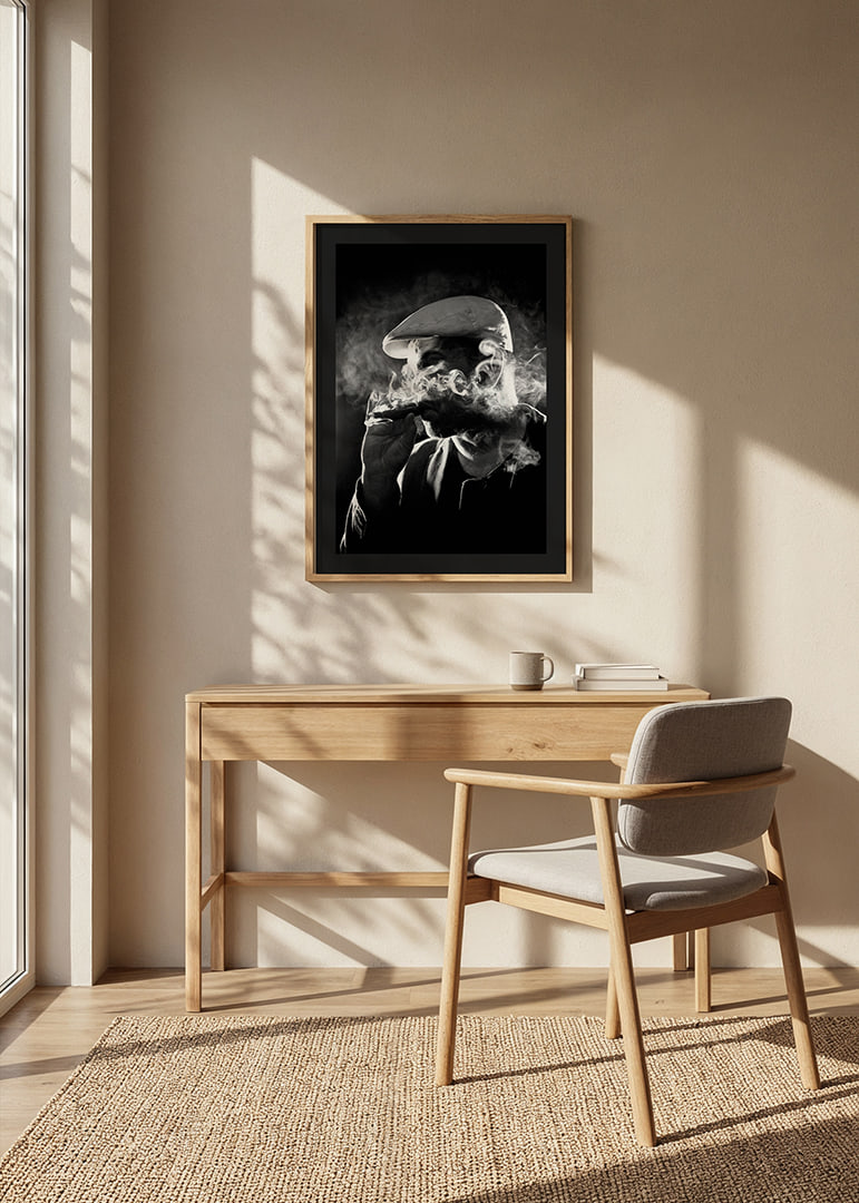 Svartvit affisch med ett fotografi på en man i skuggor och rök-12