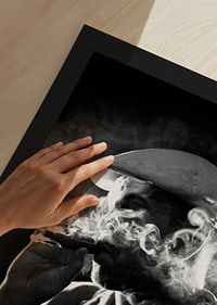 Svartvit affisch med ett fotografi på en man i skuggor och rök-9