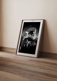 Fekete-fehér poszter egy árnyékban és füstben lévő férfi fényképével-4