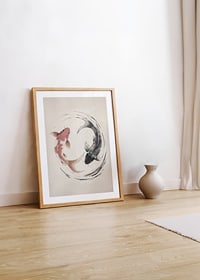 Affisch med ett motiv som föreställer två koi-fiskar i en tidlös yin-och-yang-design-8