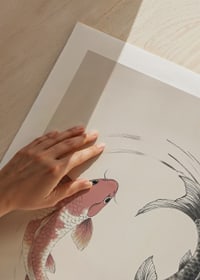 Affisch med ett motiv som föreställer två koi-fiskar i en tidlös yin-och-yang-design-9