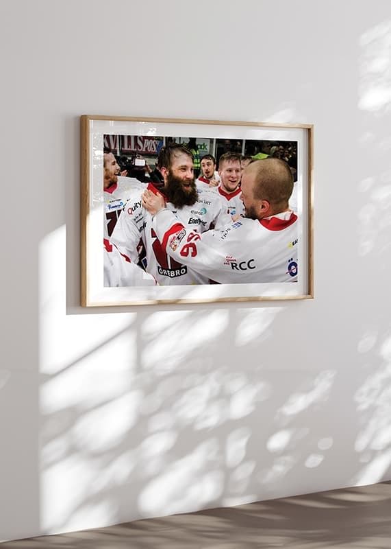 Poster Emil Kåberg Och Johan Wiklander Jublar Örebro Hockey crossfade