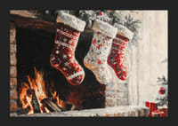 En juleplakat med pyntede julestrømper hengende over et koselig knitrende bål-5