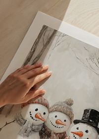 Vianočný plagát s tromi šťastnými snehuliakmi, ktorí šíria zimnú radosť a spoločenstvo.-5