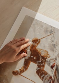 En julposter med en pepparkaksgubbe som skidar nerför en snötäckt backe.-9
