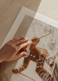 En julposter med en pepparkaksgubbe som skidar nerför en snötäckt backe.-5