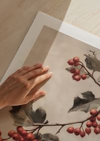 Un poster invernale con rametti di bacche rosse e foglie verdi su uno sfondo nebbioso.-5