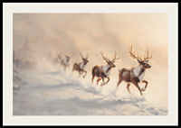 En vinterposter med en flock renar som springer genom snön i ett landskap.-2