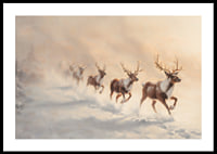 En vinterposter med en flock renar som springer genom snön i ett landskap.-0