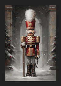 En juleplakat med en statelig Nøddeknækker i rød uniform omgivet af snedækkede grantræer.-5