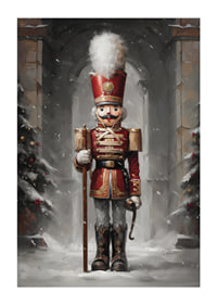 En juleplakat med en statelig Nøddeknækker i rød uniform omgivet af snedækkede grantræer.-1
