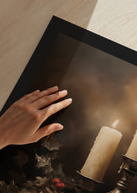 Un afiș de Crăciun cu lumânări aprinse, conuri de brad și ilice care răspândește căldură și liniște.-9