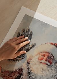 Um cartaz de Natal com um Pai Natal sorridente a acenar e a espalhar alegria festiva.-5