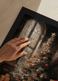 Ein Weihnachtsposter mit einem wunderschön geschmückten Baum und Geschenken in stimmungsvoller Umgebung.-9