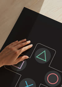 Ein Poster mit ikonischen Spieltasten in leuchtenden Farben vor schwarzem Hintergrund -9